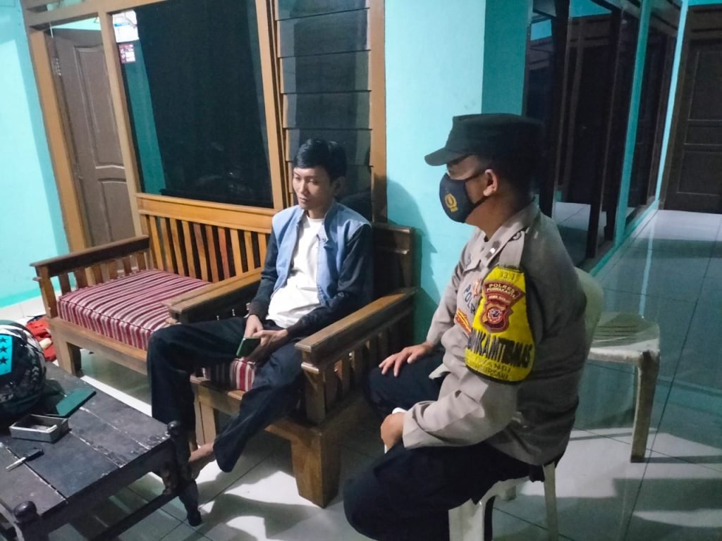 Sambang Pos Ronda, Polsek Bungursari Sampaikan Sosialisasi Operasi Bina Waspada Lodaya 2023 kegiatan Patroli sambang ke setiap pos kamling tersebut sebagai bentuk apresiasi dan dukungan kepada warga masyarakat