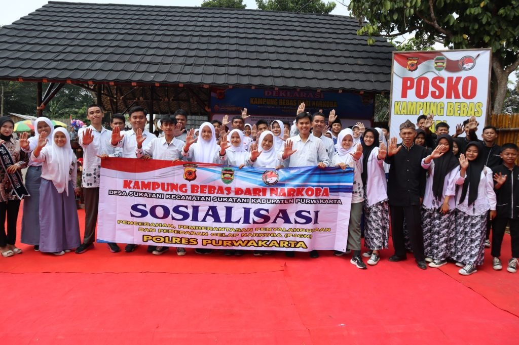 Polres Purwakarta Bersama Pemkab Deklarasi Kampung Bebas Dari Narkoba di Desa Sukatani Purwakarta serta Badan Narkotika Nasional Kabupaten (BNNK) Karawang untuk melakukan sosialisasi bahaya penggunaan narkoba.