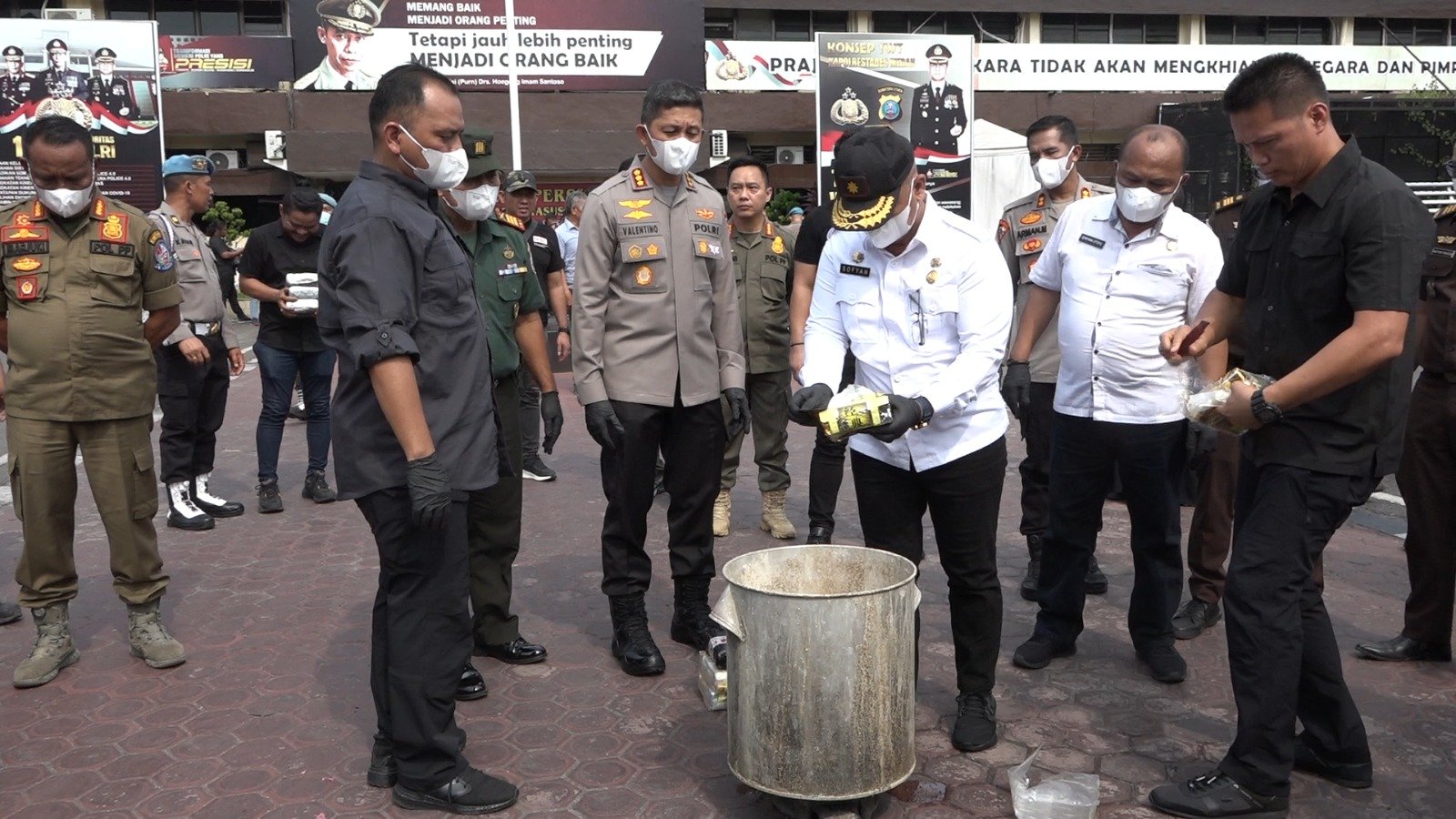 509 kasus berhasil mengamankan tersangka sebanyak 586 orang, yang terdiri dari 555 laki-laki dan 31 orang perempuan