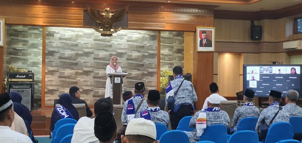 Jasa Tirta II Berangkatkan 13 Karyawan Umrah Bantuan biaya pembinaan ketaqwaan ini merupakan bentuk penghargaan Perusahaan kepada karyawan yang telah mengabdikan dirinya