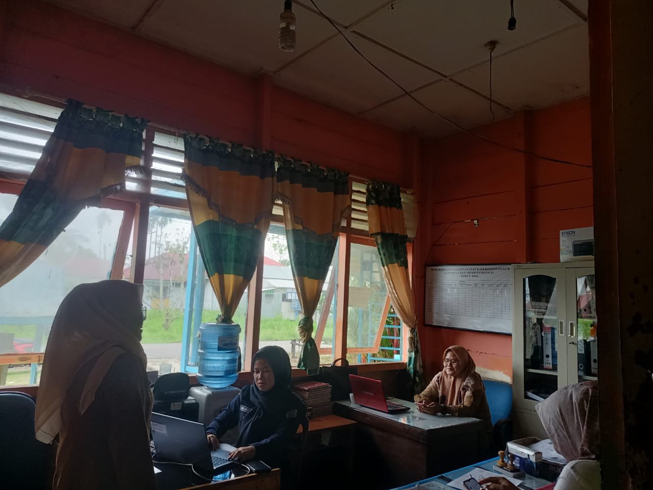 Seiring dengan kemajuan zaman, bangunan kantor hendaknya dilengkapi dengan fasilitas yang memadai mulai dari kontruksi bangunan hingga hal lainnya