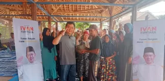 Ivan Kuntara bagikan bibit buah premium kepada warga Kampung Ciputat Desa Kutamanah Kecamatan Sukasari Purwakarta