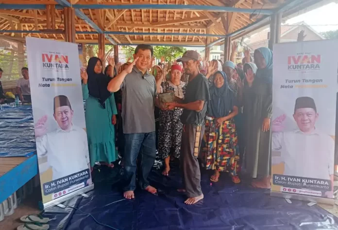 Ivan Kuntara bagikan bibit buah premium kepada warga Kampung Ciputat Desa Kutamanah Kecamatan Sukasari Purwakarta