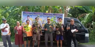 Pembagian bibit tanaman oleh Ivan Kuntara untuk masyarakat Kabupaten Purwakarta