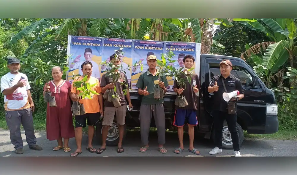 Pembagian bibit tanaman oleh Ivan Kuntara untuk masyarakat Kabupaten Purwakarta