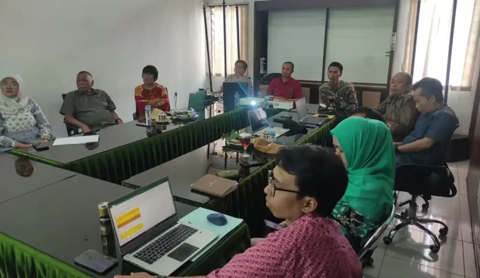 Rapat jajaran PDAM Purwakarta membahas penyesuain tarif air minum sesuai keputusan Gubernur Jabar (Foto Ist)