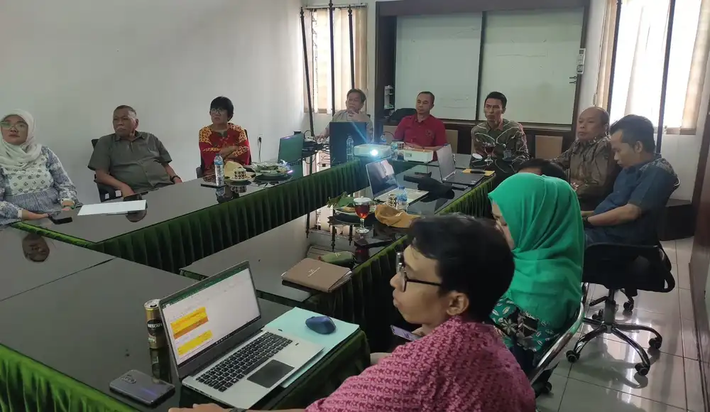 Rapat jajaran PDAM Purwakarta membahas penyesuain tarif air minum sesuai keputusan Gubernur Jabar (Foto Ist)