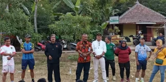 Haji Selan (baju batik) sedang memberikan arahan dan support kepada pemain Persipo U-17 di Lapangan PORSEBA Desa Babakancikao Kecamatan Babakancikao Kabupaten Purwakarta pada Jum'at, 30 Agustus 2024 (Foto: Ist)