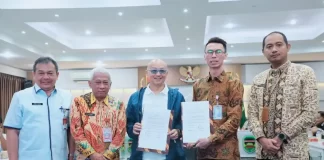 Pj Bupati Purwakarta Benni Irwan (kiri) bersama Plt Dirut PDAM GTR Purwakarta Riana A Wangsadiredja (kedua kanan). (Foto: Ist)