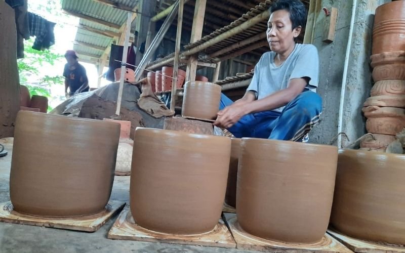 Kemarau Tingkatkan Produksi Gerabah Plered Hingga 50 Persen