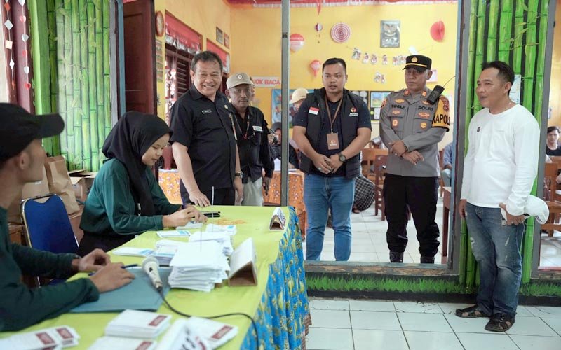 Pj Bupati Purwakarta Pantau Pemungutan Suara Pilkada 2024 di Sejumlah TPS