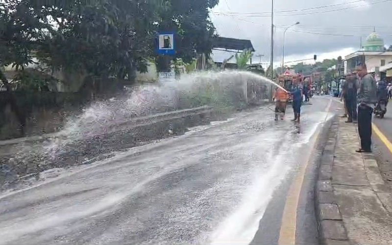 Cairan Kimia Berbahaya Tumpah di Jalan Raya Purwakarta-Padalarang