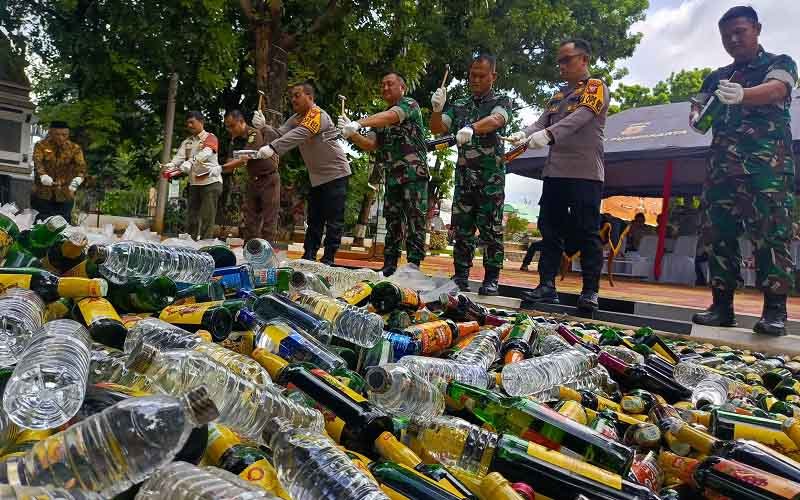 Jelang Nataru, Polres Purwakarta Musnahkan Ribuan Botol Miras dan Ciu