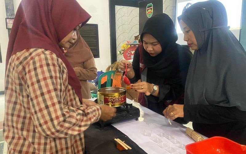 Mahasiswa KKN STIES Bersama Kader Desa Cigelam Olah Minyak Jelantah