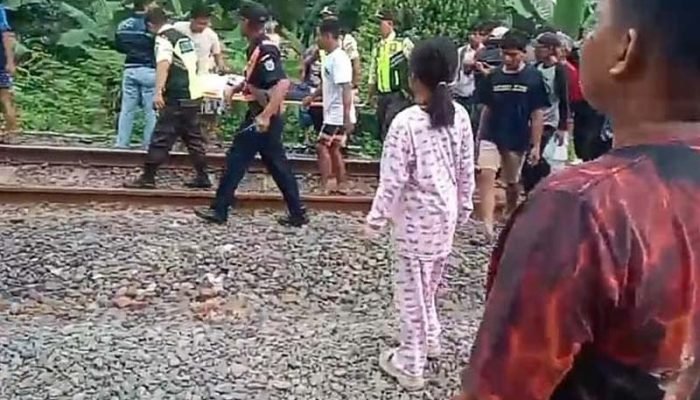 Pelajar SMP Terserempet Kereta di Purwakarta, Dilarikan ke RS Bayu Asih Pelajar terserempet kereta di Purwakarta
