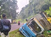 Truk telur terguling di Purwakarta
