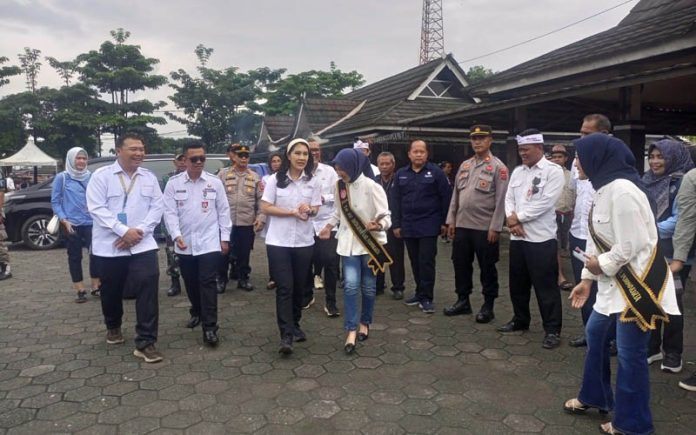 Wamen Dukbangga di Pasar Tradisional Plered Purwakarta