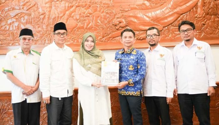 Bupati Purwakarta bersama Baznas Purwakarta. (Foto: Pemkab Purwakarta)