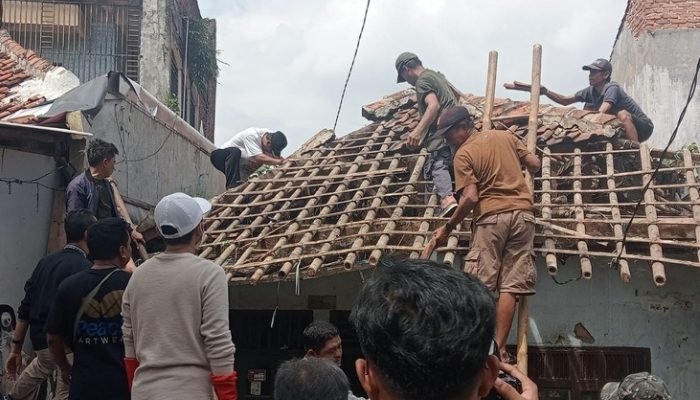 Gercep! Bupati Purwakarta Perbaiki Rumah Loper Koran yang Nyaris Ambruk