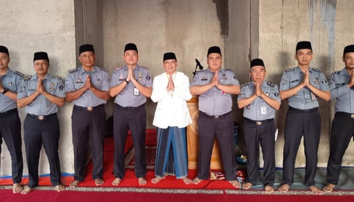 347 Warga Binaan Lapas Purwakarta Terima Remisi Idul Fitri 1446 H Petugas Lapas Purwakarta usai melaksanakan Shalat Ied