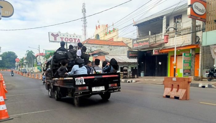 Mobil bak terbuka membawa wisatawan
