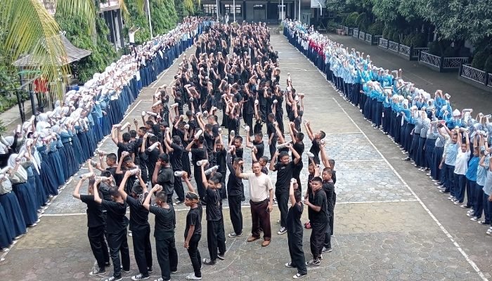 SMPN 1 Purwakarta Olah 580 Kg Sampah Plastik Jadi Ekobrik dalam Peringatan Harkitnas 2025