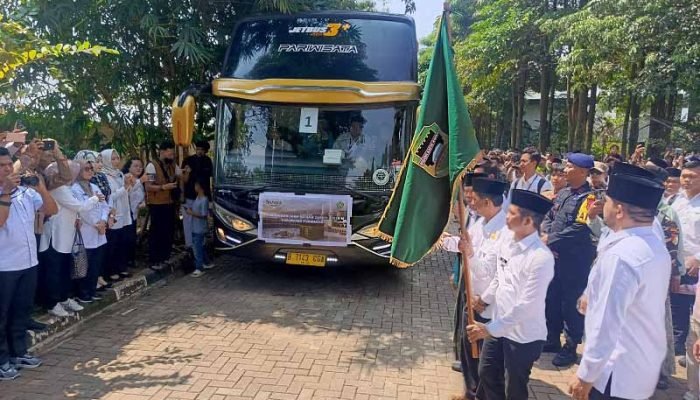 Bupati Purwakarta saat melepas calon jemaah Haji