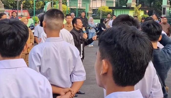 Isak Tangis Iringi Keberangkatan Siswa Purwakarta ke Barak Militer Pelepasan siswa Purwakarta ke Barak Militer