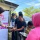 Pembagian nasi kotak oleh personel Polres Purwakarta