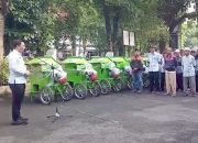 Penyerahan mesin perontok padi kepada kelompok tani Purwakarta