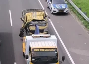 Truk Pengangkut Keramik Terguling Di Tol Cipularang, Satu Orang Meninggal Dunia