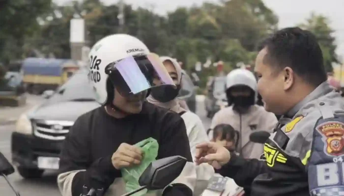 Berbagi Berkah Di Bulan Ramadan, BM Satlantas Polres Purwakarta Bagikan Takjil Ke Masyarakat