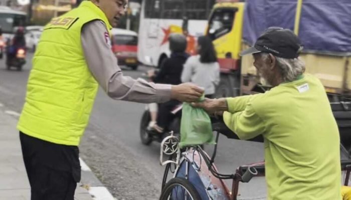 Tebar Berkah Ramadan, Unit Turjawali Satlantas Polres Purwakarta Bagikan Takjil Ke Pengguna Jalan