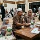 Ilustrasi Warga menyerahkan zakat fitrah kepada panitia di masjid. (Foto: Created by AI)