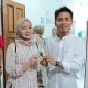 SPPG Purwakarta bagi-bagi THR emas logam mulia ke relawan MBG.