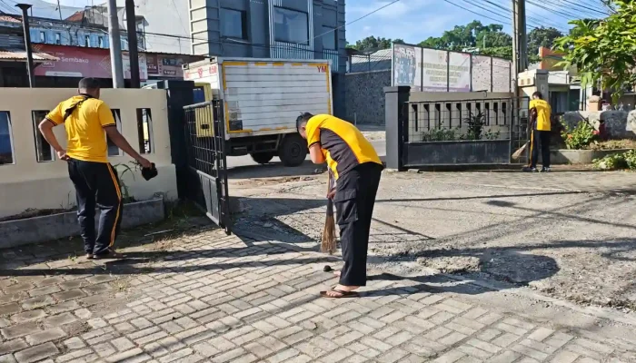 Jaga Kebersihan, Polsek Plered Gelar Ngosrek Bareng