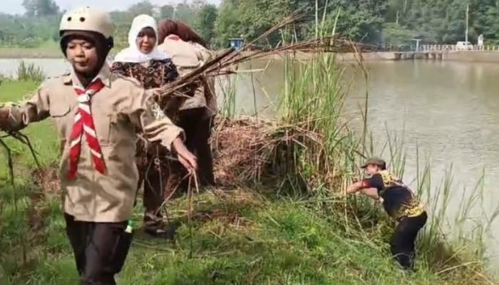 Pramuka Purwakarta Bersama Warga Bersihkan Situ Cigangsa, Dorong Potensi Wisata dan Ekonomi Lokal