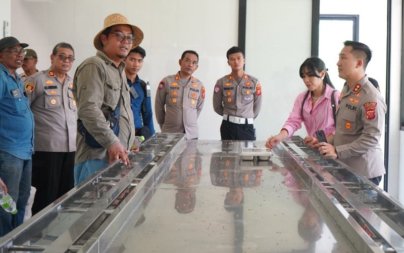 Kapolres Purwakarta kunjungi kampung ilmu