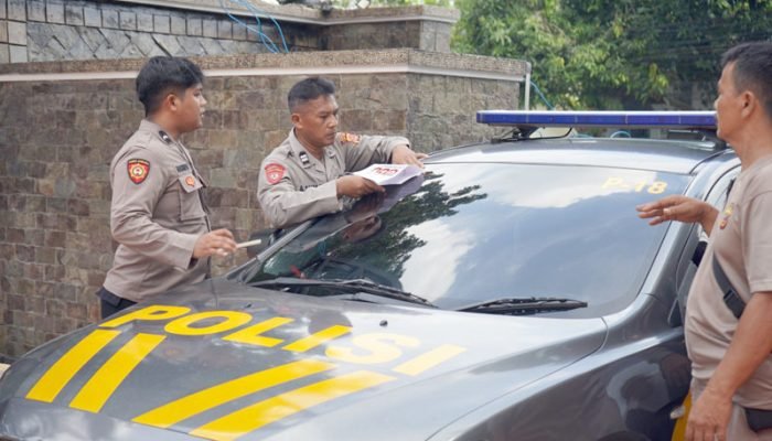Polres Purwakarta Pasang Stiker Layanan Darurat 110 di Kendaraan Dinas Stiker layanan darurat 110. (Foto: tribratanews)