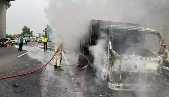 Truk gas terbakar di tol Cipularang