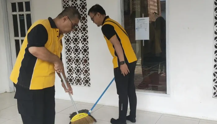 Bakti Religi Hari Bhayangkara Ke-80, Polsek Plered Gotong Royong Bersihkan Masjid