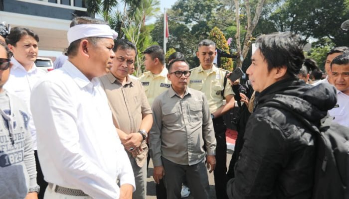 Tinjau SPMB Jabar, Dedi Mulyadi Minta Orang Tua Siswa Tidak Panik