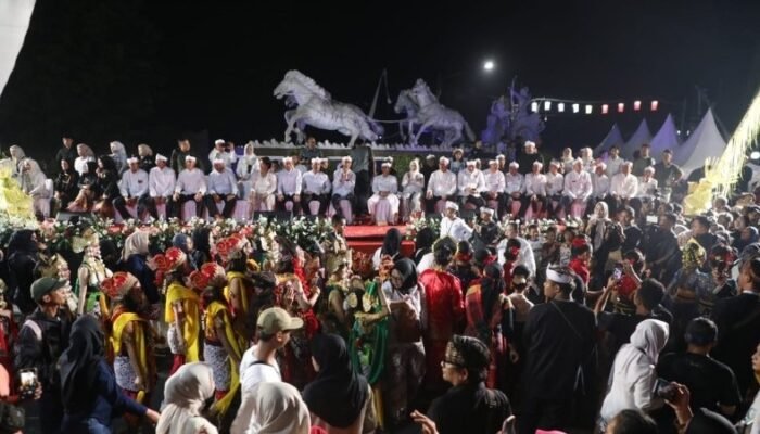 Festival Budaya: Ribuan Warga Sambut Kemegahan Arak-arakan di Purwakarta
