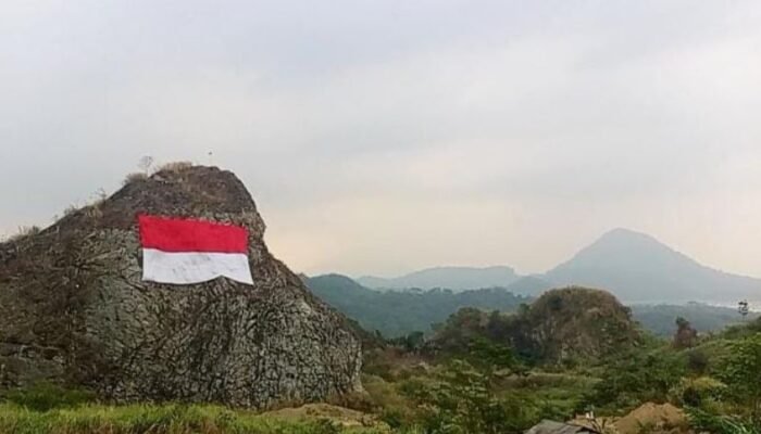 Spektakuler! Bendera Merah Putih Raksasa Berkibar di Tebing Gunung Sembung Purwakarta