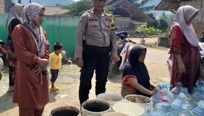 Kemarau Melanda, Polsek Plered Bersama Instansi Di Purwakarta Salurkan Bantuan Air Bersih