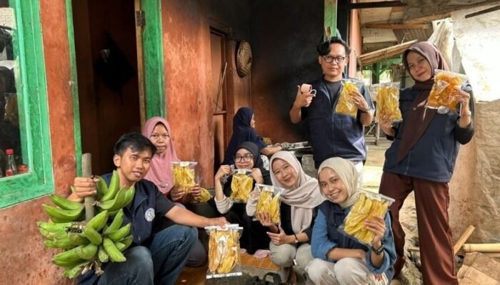 KKN Kelompok 3 STIES Indonesia Purwakarta Observasi UMKM Aneka Keripik di Cihanjawar, Dorong Produk Lokal Semakin Berkembang