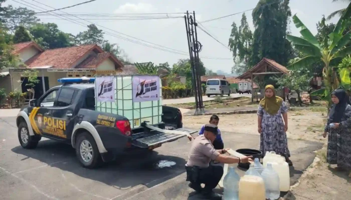 Kemarau Panjang, Polsek Plered Salurkan Bantuan Air Bersih Untuk Masyarakat