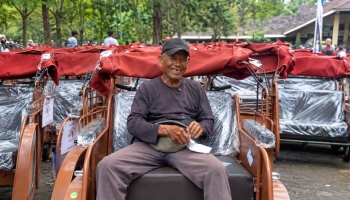 Puluhan Tahun Mengayuh, Suamadi 84 Tahun Sambut Haru Bantuan Becak Listrik