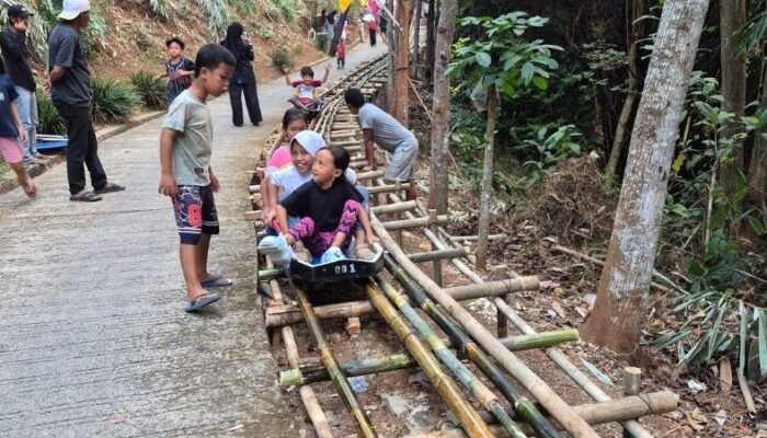 Perosotan Bambu di Purwamekar, Usaha Kecil Menuju Kampung Wisata