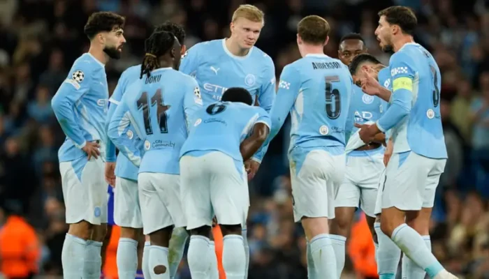 Pemain Manchester City, Erling Haaland (tengah), berbicara dengan rekan-rekan setimnya setelah pemain PSG, Vitinha, mencetak gol ketiga timnya dalam pertandingan fase pembuka Liga Champions antara Manchester City dan Paris Saint-Germain di Manchester, Inggris, Kamis (15-10-20260 dini hari WIB. (Foto AP/Dave Thompson)